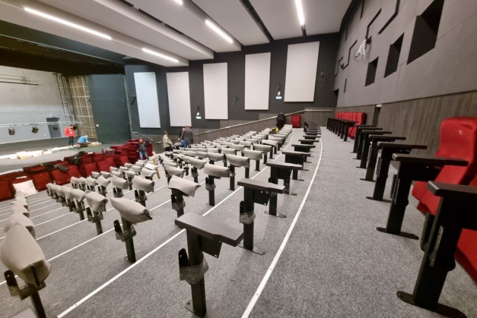 Ilustračný obrázok k článku Rekonštrukcia kinosály je v plnom prúde: Tešiť sa môžeme na 240 pohodlných sedadiel