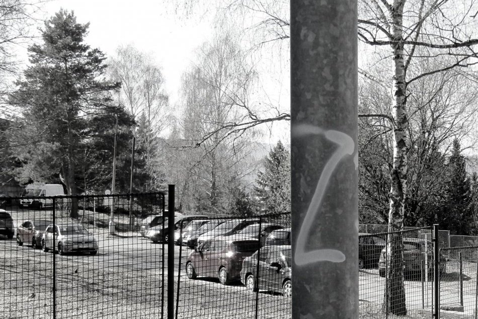 Ilustračný obrázok k článku Na múroch a stĺpoch vo Zvolene pribudol symbol Z: Primátorka hovorí o úbohosti, FOTO