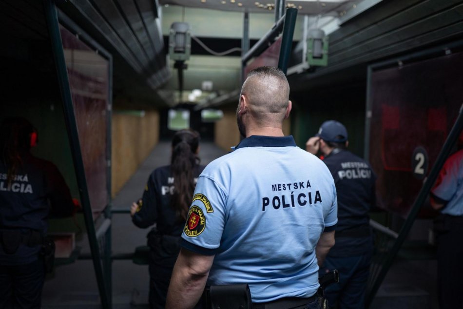 Ilustračný obrázok k článku Mestskí policajti naberali skúsenosti: Absolvovali odborný strelecký výcvik, FOTO