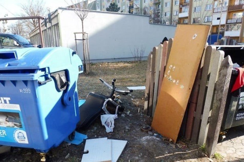 Ilustračný obrázok k článku Terasa bojuje s nadrozmerným odpadom. Od kontajnerov ho odváža vlastným vozidlom, FOTO