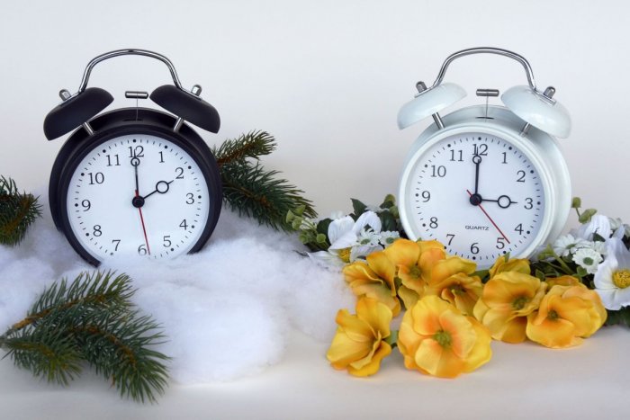 Ilustračný obrázok k článku Prechádzame na letný čas: Ručičky hodiniek sa posunú z druhej hodiny ráno na tretiu