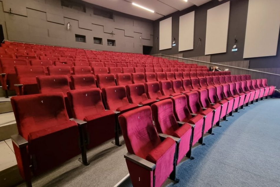 Ilustračný obrázok k článku Filmové trháky si užijeme v pohodlí: V kinosále osadili moderné sedadlá, FOTO