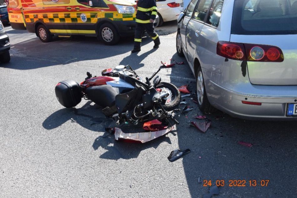 Ilustračný obrázok k článku V Bystrici došlo k hrozivej nehode: Motorkára vymrštilo na predné sklo auta, FOTO