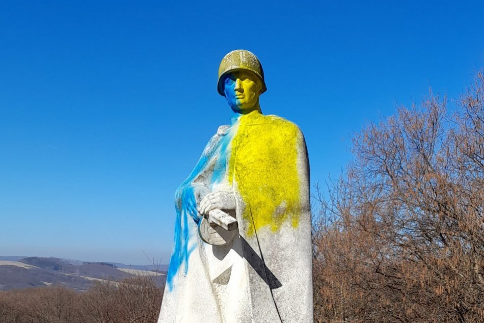 Ilustračný obrázok k článku Pamiatku Spoločný hrob sovietskej armády poškodili ukrajinskými farbami, FOTO