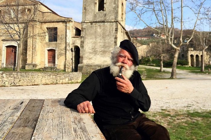 Ilustračný obrázok k článku Výstredný dedko žije v mestečku duchov ÚPLNE SÁM: Giuseppeho turisti milujú! VIDEO