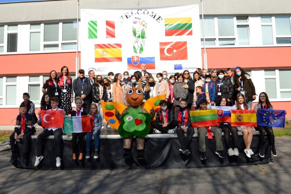 Ilustračný obrázok k článku Vzácna návšteva v Nových Zámkoch: Základná škola privítala žiakov zo štyroch krajín