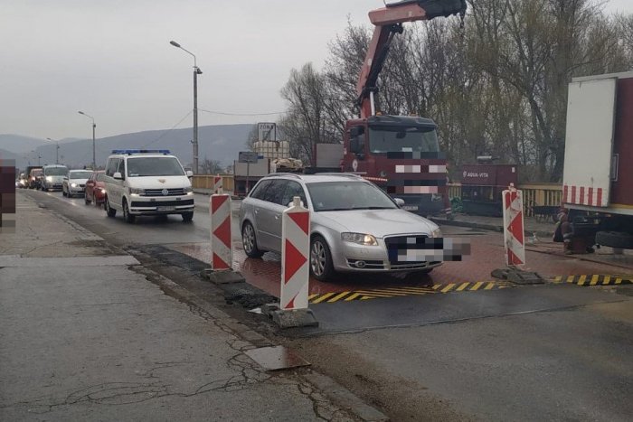 Ilustračný obrázok k článku Motoristi sa nepotešia: Opravy na starom moste v Trenčíne budú trvať DLHŠIE