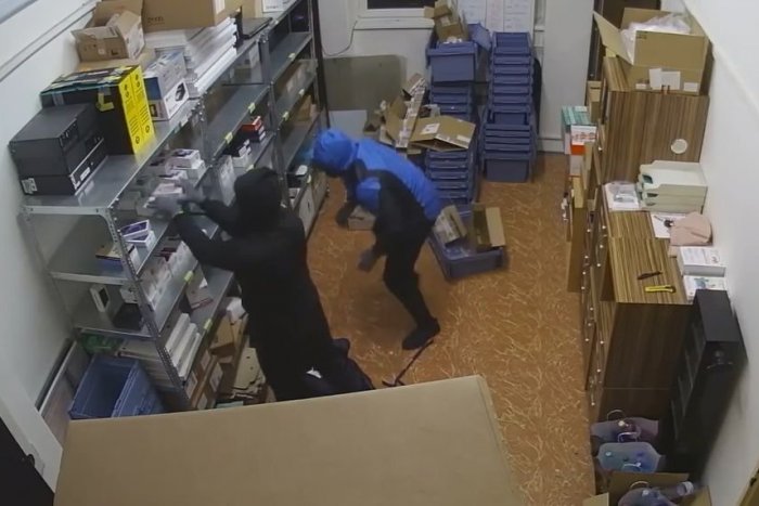 Ilustračný obrázok k článku Zábery ako z akčného filmu: V Bystrici došlo ku krádeži, všetko zachytili kamery, VIDEO