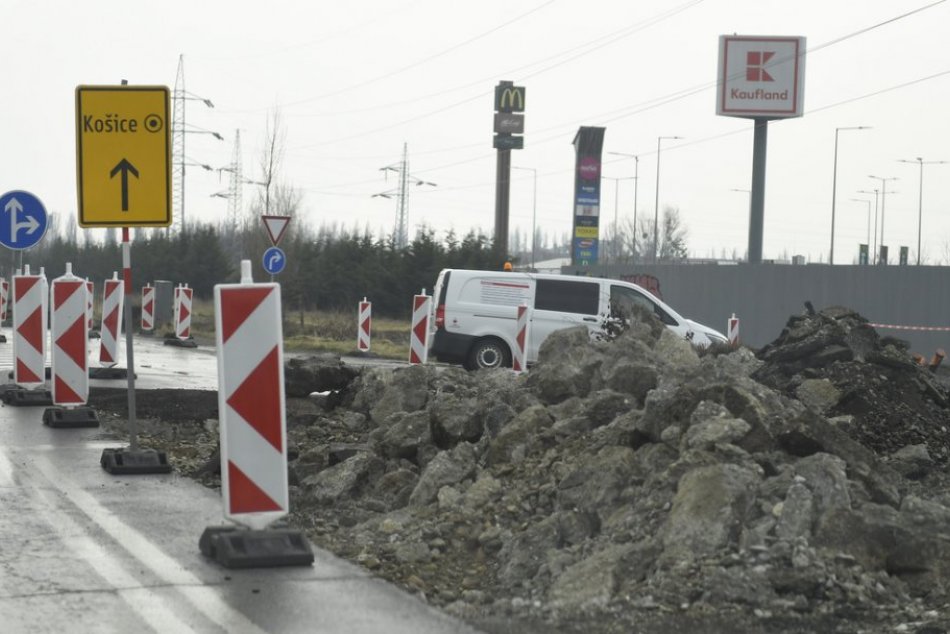 Ilustračný obrázok k článku Chodcom chýba na Slaneckej zrušený priechod. Tak skoro sa ho ale nedočkajú