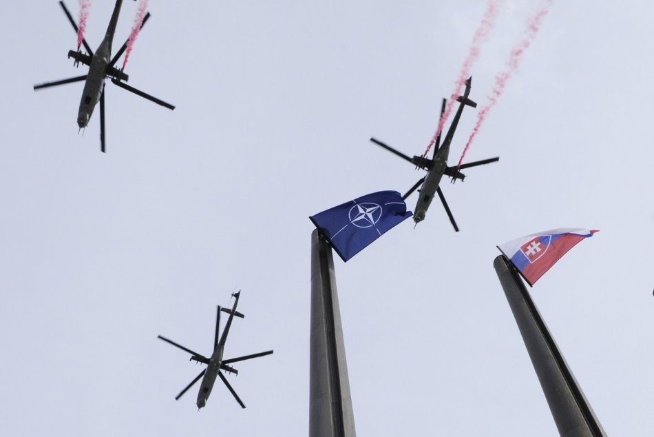 Ilustračný obrázok k článku Spomínate si? V Nitre sa kedysi konali veľkolepé oslavy vstupu do NATO, FOTO