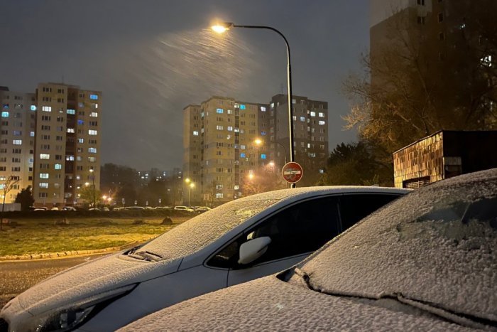 Ilustračný obrázok k článku Počasie sa ZBLÁZNILO! Takto SNEŽÍ v Petržalke a meteorológovia varujú pred závejmi! FOTO