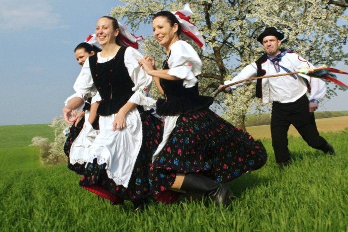 Ilustračný obrázok k článku Veľkonočné zvyky v regióne boli bez oblievačky: V okolí Moraviec sa prevažne šibalo