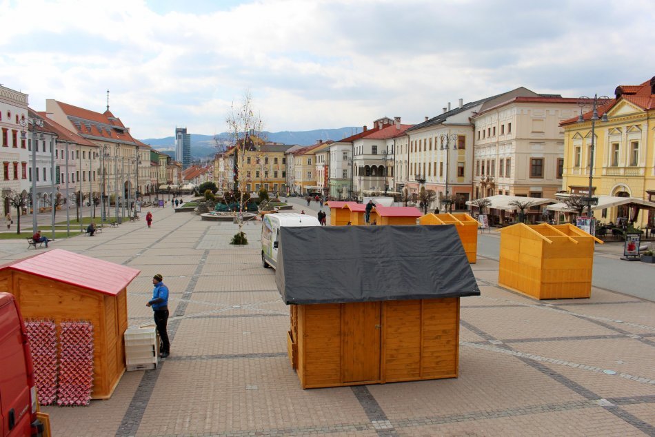 Ilustračný obrázok k článku Veľkonočné trhy vypuknú už o pár hodín: V centre Bystrice pribúdajú stánky, FOTO