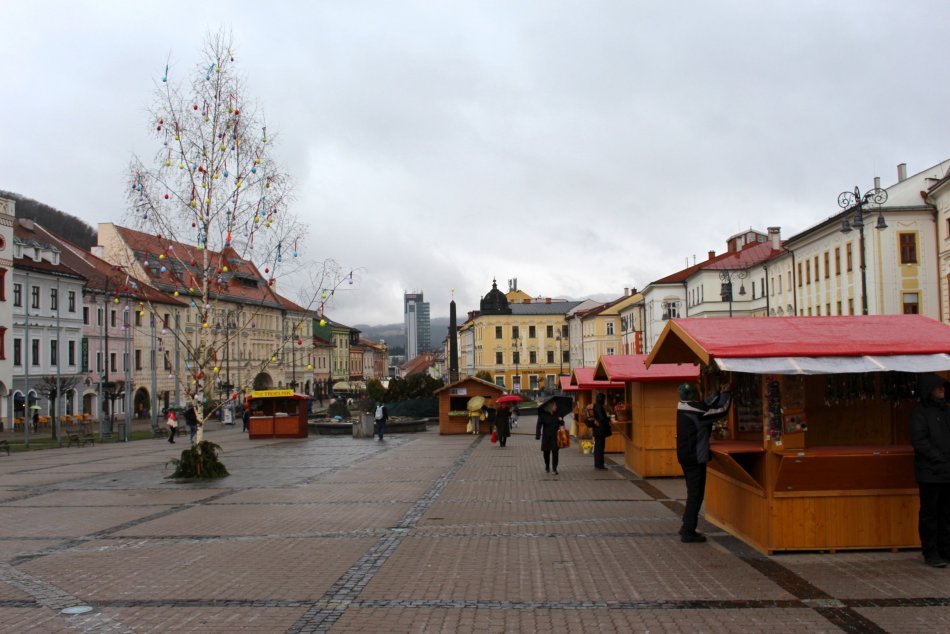 Ilustračný obrázok k článku Veľkonočné trhy v Bystrici odštartovali za dažďa: Na námestie láka 9 stánkov, FOTO