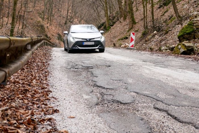 Ilustračný obrázok k článku Župa opravuje ďalšiu cestu v kraji. Nový asfalt poteší miestnych aj turistov