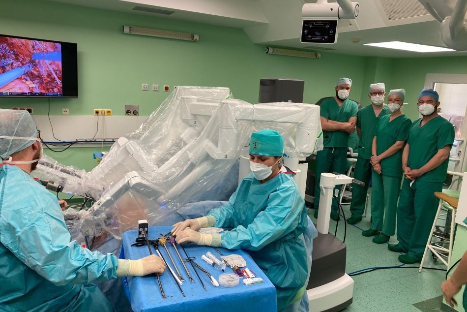 Ilustračný obrázok k článku Bystrická nemocnica privítala špičkových českých chirurgov: Vzdelávali sa v robotickom centre