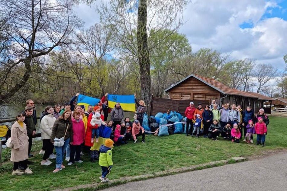 Ilustračný obrázok k článku Ukrajinci sa poďakovali Slovákom: V Nitre spoločne vyčistili mestský park, FOTO