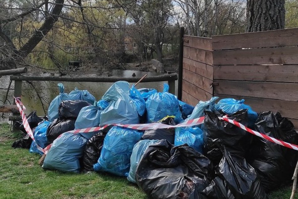 Ilustračný obrázok k článku Pri čistení Muránky vyzbierali v Revúcej tisíce kíl odpadu: Pomáhali ochranári aj žiaci