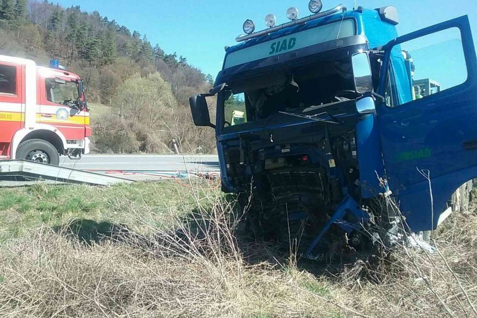 Ilustračný obrázok k článku TRAGÉDIA po zrážke auta s kamiónom v bystrickom okrese: Nehoda si vyžiadala ľudský život