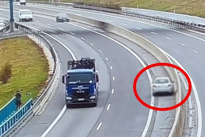Ilustračný obrázok k článku Vodička sa na R1 dostala do protismeru: Vystúpila a pobehovala krížom cez cestu!