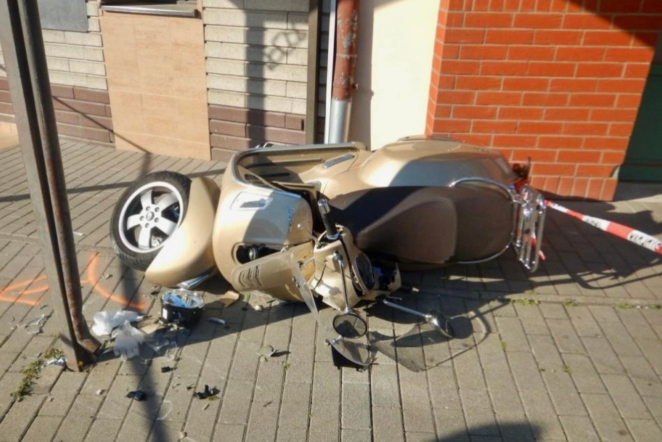 Ilustračný obrázok k článku Zrážka s autom sa skončila zranením motorkára: Po náraze ho odhodilo do stĺpa