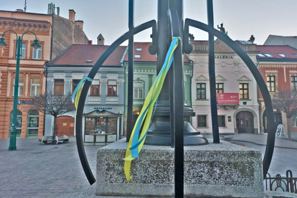 Ilustračný obrázok k článku Centrum Prešova lemujú stužky vo farbách Ukrajiny: Aj pri Pamätníku osloboditeľom, FOTO