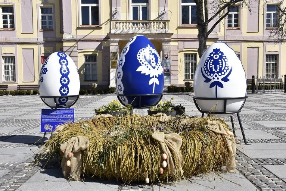 Ilustračný obrázok k článku V Liptovskom Mikuláši sa vynímajú nadrozmerné veľkonočné vajíčka zdobené modrotlačou