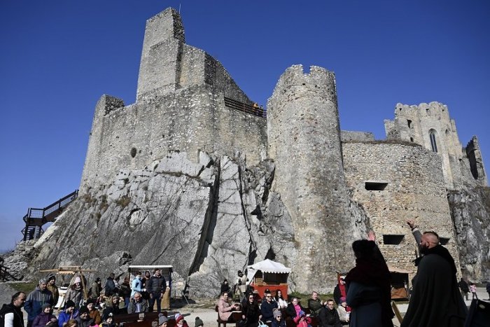 Ilustračný obrázok k článku Návštevníci hradu Beckov zažijú stredovekú rytiersku šibačku