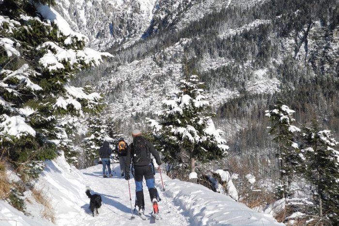Ilustračný obrázok k článku V Tatranskom národnom parku sa KONČÍ skialpinistická sezóna. Aké pokuty hrozia?