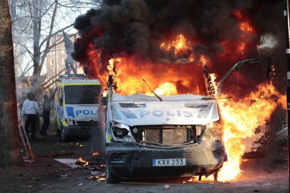 Ilustračný obrázok k článku Horiace autá a zranení policajti: Na demonštráciách vo Švédsku došlo k potýčkam