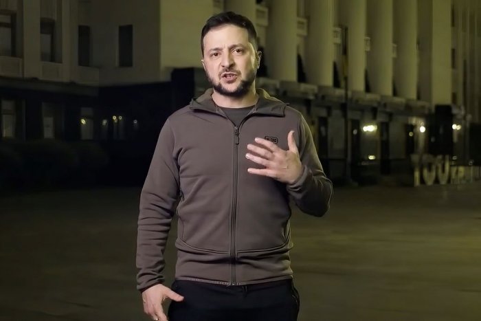 Ilustračný obrázok k článku LEGENDÁRNA Zelenského khaki BUNDA má nového majiteľa: Poriadne sa pľasol po vrecku