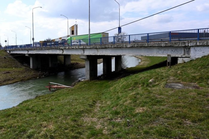 Ilustračný obrázok k článku Most v Michalovciach začnú opravovať. Pripravte sa na dopravné OBMEDZENIA