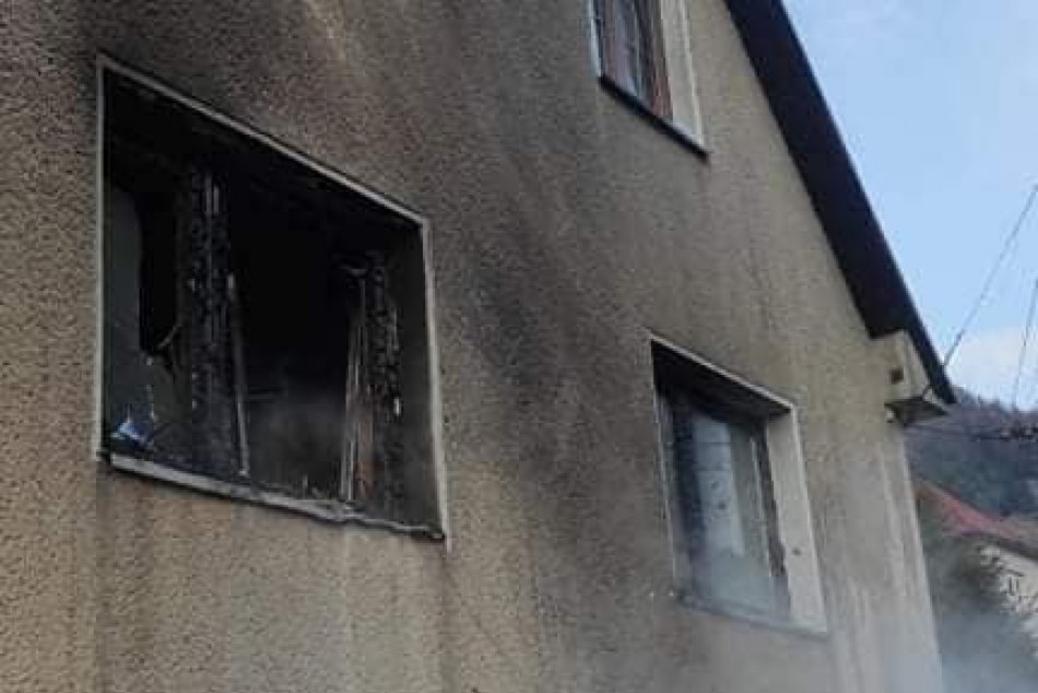 Ilustračný obrázok k článku Plamene sa šírili na dom: Pri požiari v okrese Prievidza bol jeden zranený, FOTO