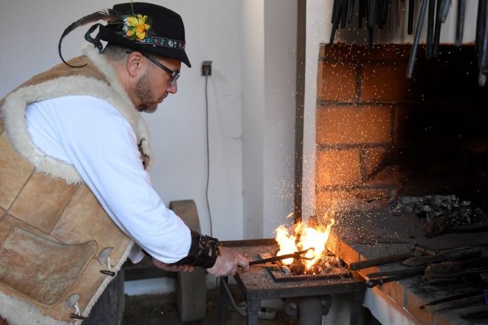 Ilustračný obrázok k článku Nové lákadlo v Uličke remesiel: Zrekonštruovaný hámor priblíži tradíciu kováčstva, FOTO