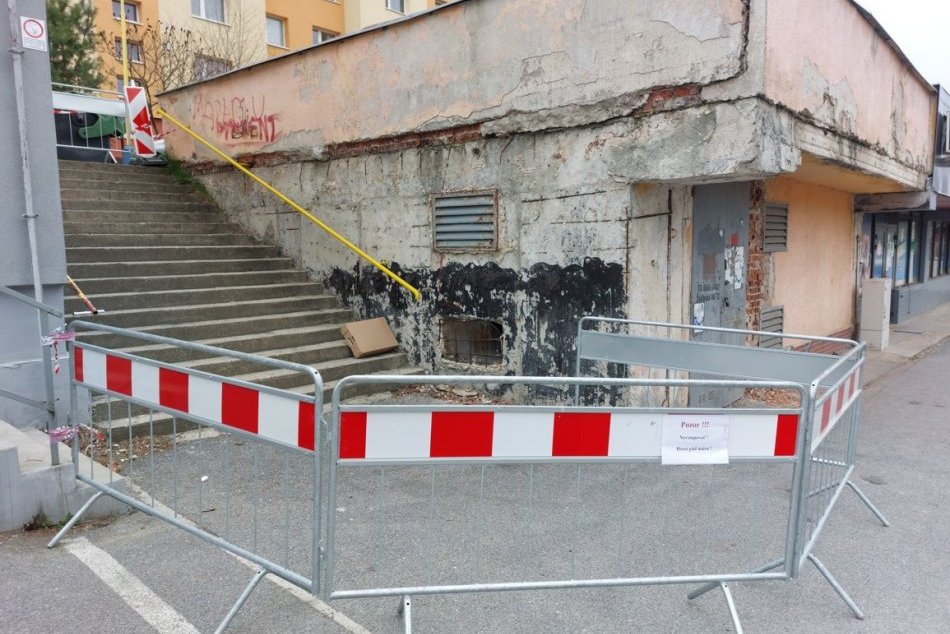 Ilustračný obrázok k článku Pri schodisku na Šváboch opatrne: Priestor je stále uzavretý, hrozí pád NEBEZPEČNÉHO múru