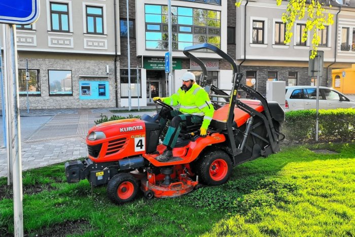 Ilustračný obrázok k článku V Topoľčanoch štartuje veľké kosenie: KEDY prídu aj na vašu ulicu?