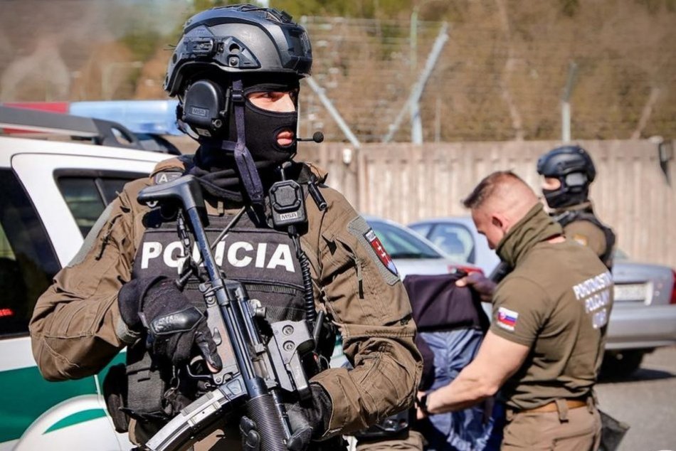 Ilustračný obrázok k článku Útok na štátnu budovu v Topoľčiankach: Veľké CVIČENIE preverilo pripravenosť polície