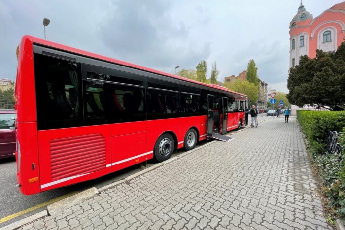 Ilustračný obrázok k článku Na cestách Bratislavského kraja sa objaví DLHOČIZNÝ autobus: Na ktorej linke bude jazdiť?