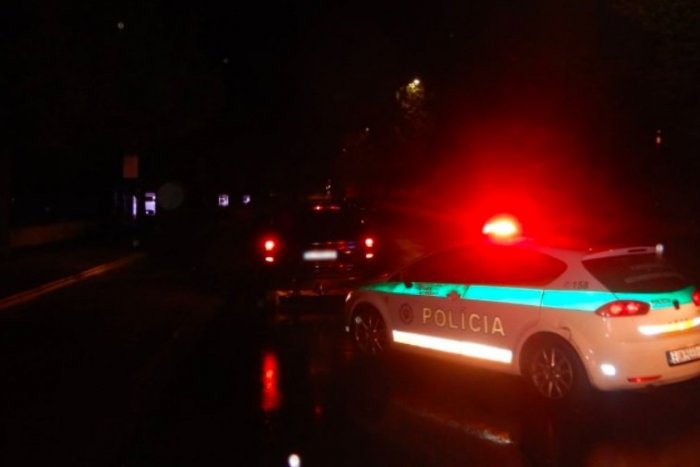 Ilustračný obrázok k článku Havária neďaleko Bratislavy: Auto jazdilo v PROTISMERE, zrazilo sa s POLÍCIOU