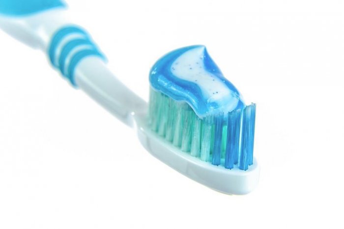 Ilustračný obrázok k článku Prečo má zubná kefka farebné štetiny? Nie je to náhoda, ale výborná pomôcka!