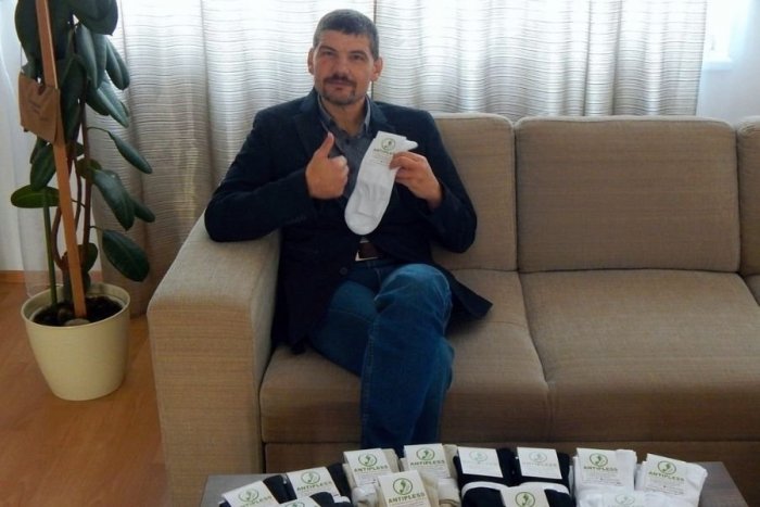Ilustračný obrázok k článku Mladý slovenský podnikateľ oživil legendu: Ponožky ANTIPLESS sú späť!