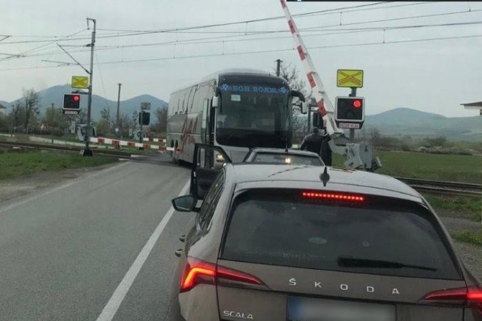 Ilustračný obrázok k článku Cestujúci zažili chvíle HRÔZY. Autobus uviazol medzi závorami na priecestí