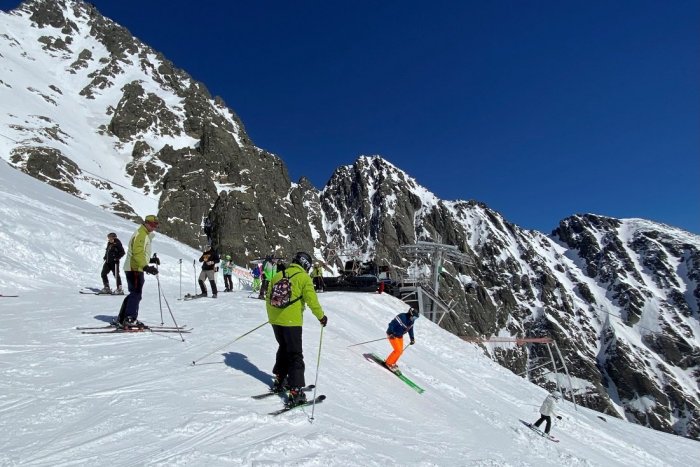 Ilustračný obrázok k článku Parádna jarná lyžovačka: V Tatranskej Lomnici a na Štrbskom Plese je stále dosť snehu