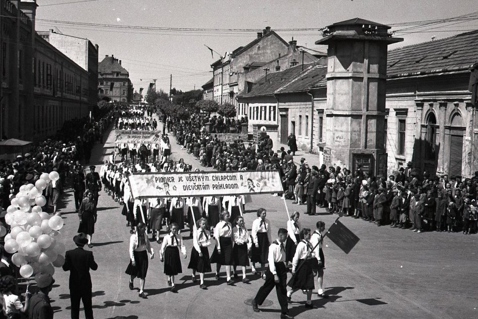 Ilustračný obrázok k článku Prvomájové oslavy v minulosti: Ulice Nitry zaplnili DESAŤTISÍCE ľudí, FOTO