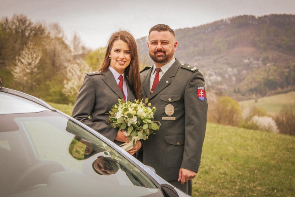 Ilustračný obrázok k článku Krásne zavŕšenie príbehu lásky: Janka s Romanom si povedali ÁNO v uniformách, FOTO
