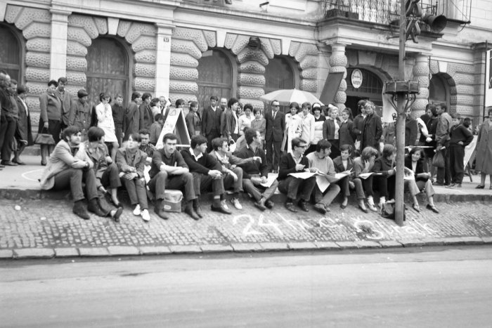 Ilustračný obrázok k článku UNIKÁTNE zábery z Prešova: Študenti v roku 1968 uskutočnili sedací štrajk, FOTO