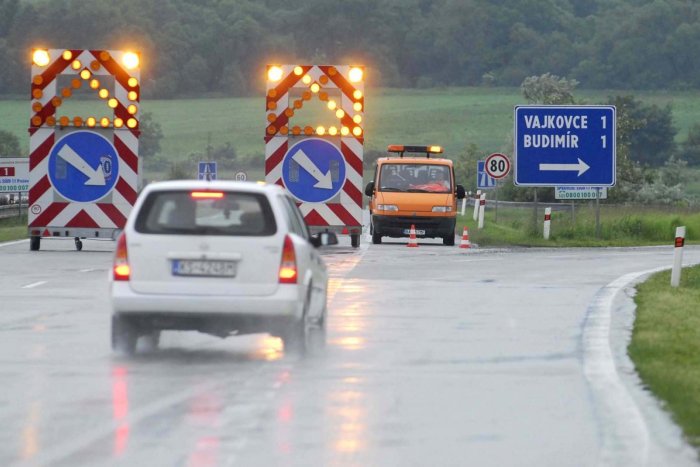 Ilustračný obrázok k článku NEBEZPEČIE na diaľnici pri Prešove: Vylialo sa 200 litrov látky, museli ju uzavrieť