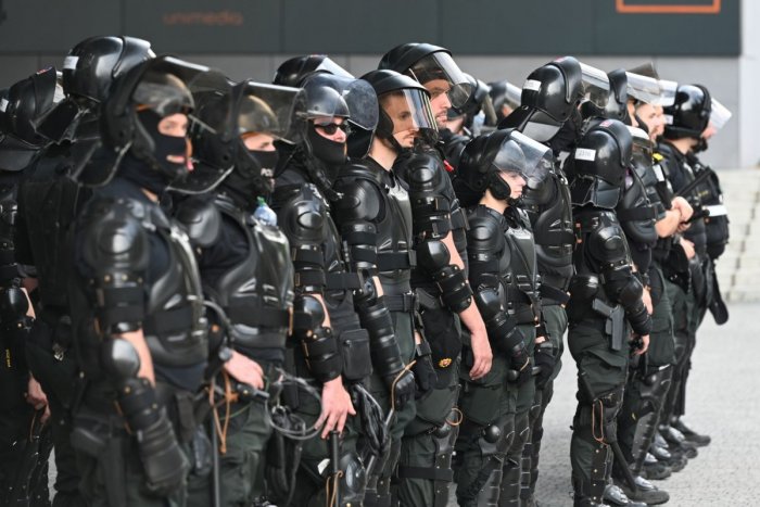 Ilustračný obrázok k článku MAČETA na štadión? HRÔZA, čo všetko zhabali policajti futbalovým chuligánom, FOTO