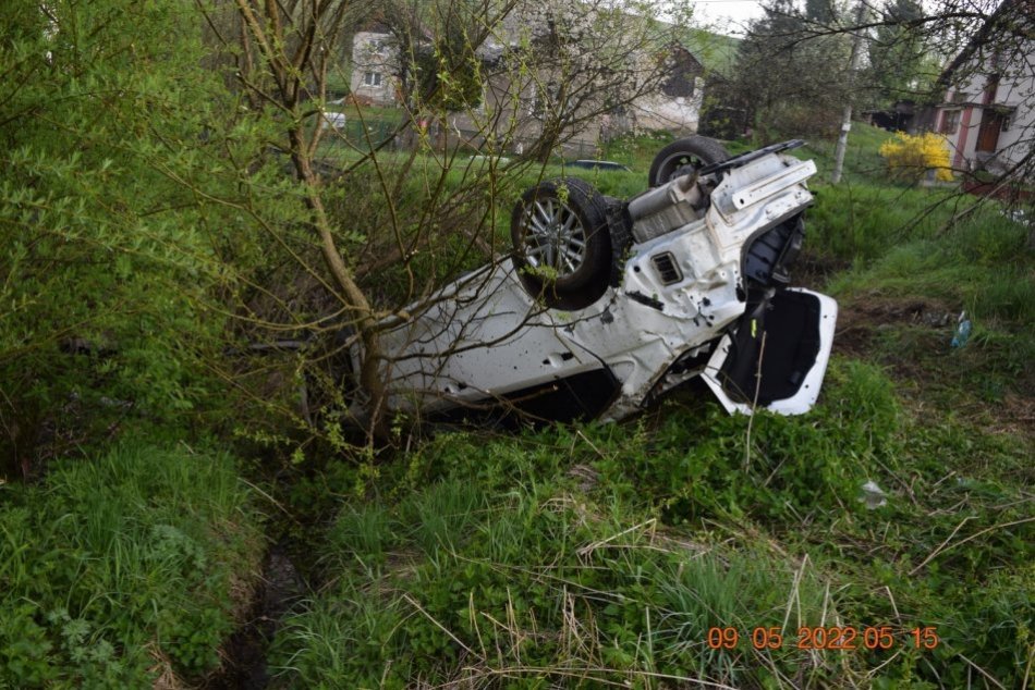 Ilustračný obrázok k článku HROZIVÁ nehoda na Horehroní: Auto skončilo na streche, vodič v nemocnici, FOTO