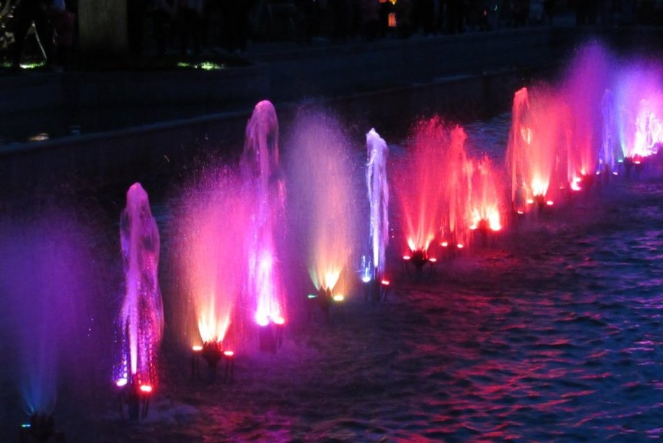 Ilustračný obrázok k článku Nádherné divadlo z fontán v Bardejove prestalo fungovať: Niekto tam zničil 14 žiaroviek